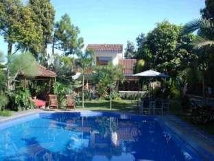 Five Cloves Pool Villa Lembang Extérieur photo